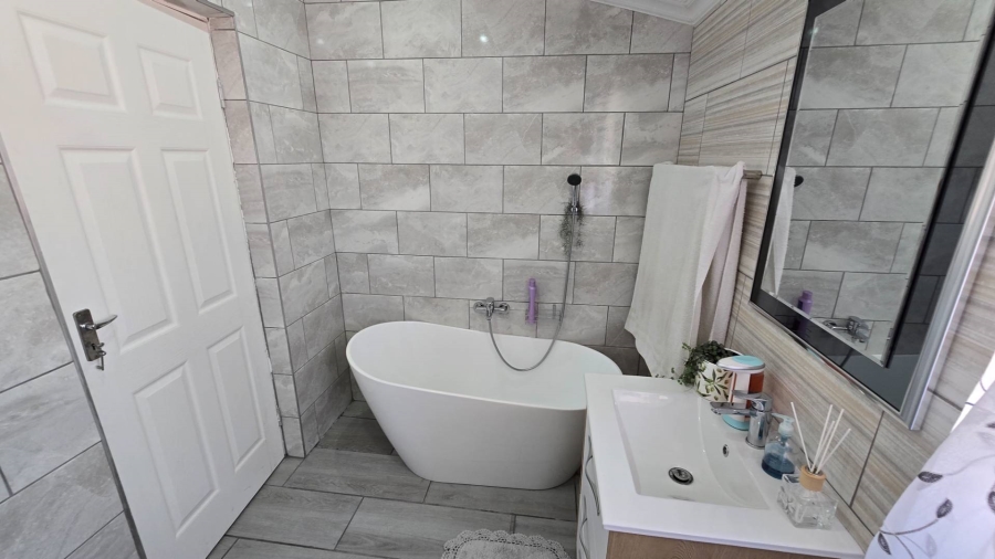6 Bedroom Property for Sale in Churchill Estate Western Cape